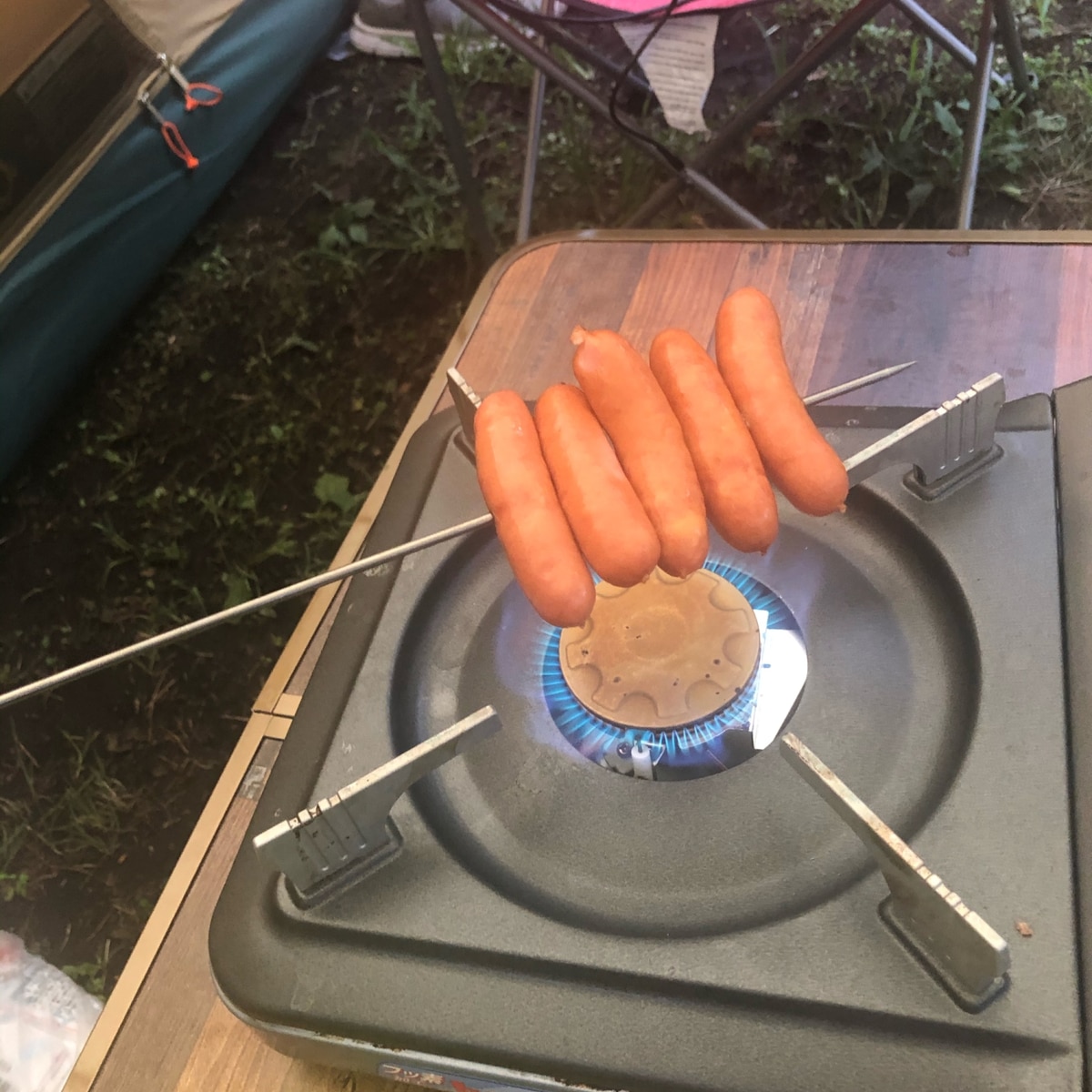 キャンプ飯 カセットコンロで簡単 炙りウィンナー レシピ 作り方 By りんりんりん 楽天レシピ キャンプ飯 カセットコンロで簡単 炙りウィンナー レシピ 作り方 By りんりんりん 楽天レシピ